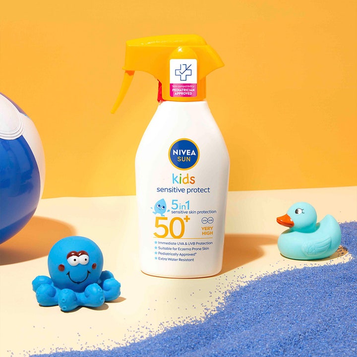 NIVEA Kids Sensitive Protect & Play Sun Spray 270 ml aurinkosuojasuihke lapsille sinisen mustekalan ja kumiankan seurassa