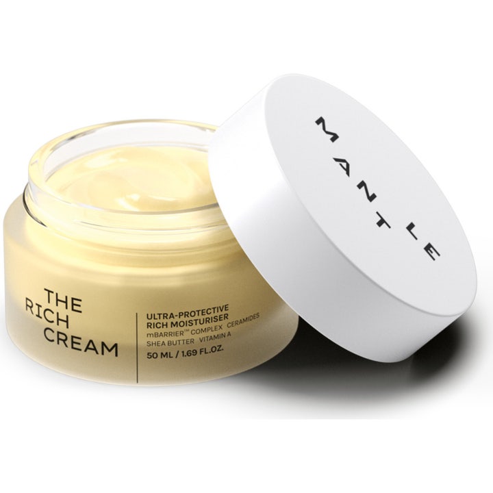 MANTLE The Rich Cream 50 ml suojaava kasvovoide avatussa lasipurkissa, jossa on täyteläinen vaalea koostumus.