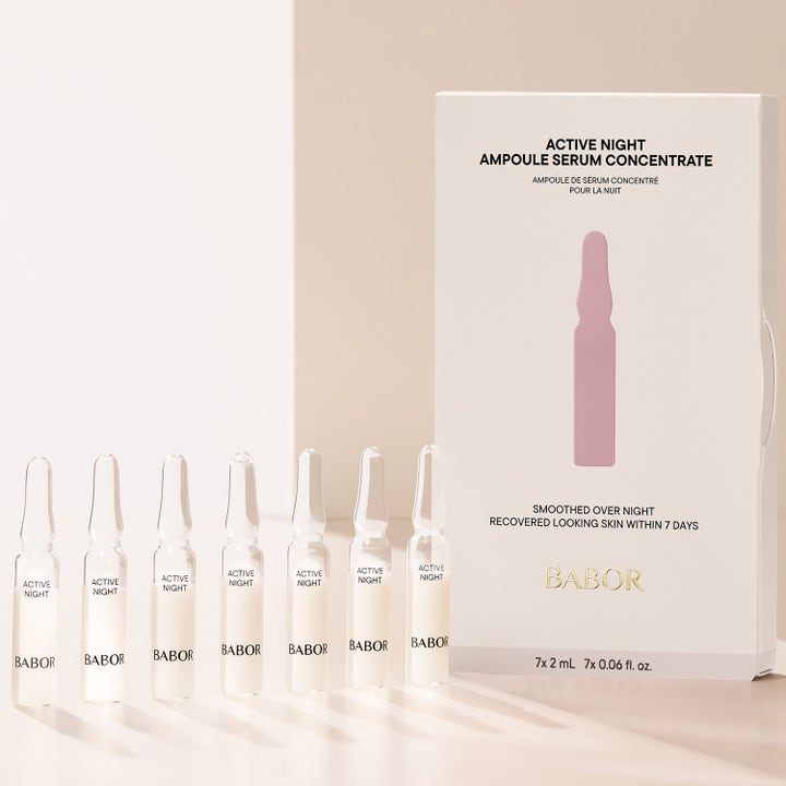 Babor Active Night Ampoule Serum Concentrate 14 ml uudistava yöseerumi seitsemän lasista ampullia valkoisen rasian rinnalla.