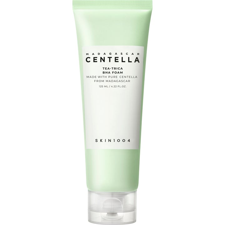 Skin1004 Madagascar Centella Tea-Trica BHA Foam 125 ml puhdistusvaahto vaaleanvihreässä tuubissa kirkkaalla korkilla.