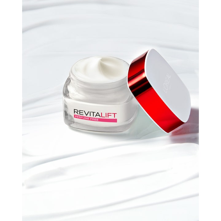 L'Oréal Paris Revitalift 50 ml hajusteeton kosteuttava päivävoide avatussa lasipurkissa ja täyteläinen koostumus.