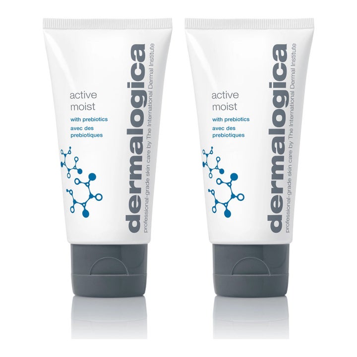 Dermalogica Active Moist kaksi tuubia prebiootteja sisältävä kosteusvoide valkoisissa tuubeissa harmailla korkeilla.