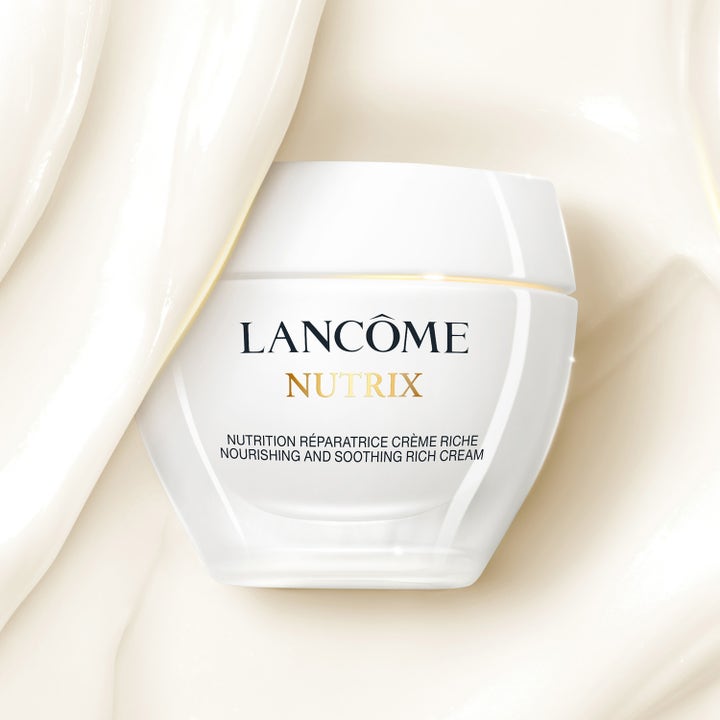 Lancôme Nutrix 50 ml ravitseva kasvovoide valkoisessa purkissa ylellisen ja pehmeän voiteen keskellä