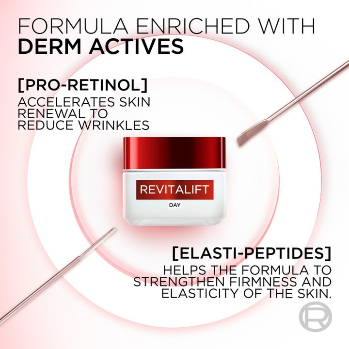 L'Oréal Paris Revitalift Day Cream 50 ml kiinteyttävä päivävoide. Käsi ottaa voidetta valkoisesta lasipurkista.