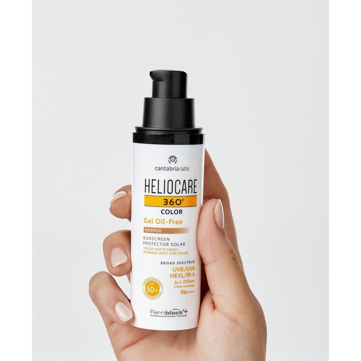 Heliocare 360 Color Gel Oil-Free Bronze 50 ml suojaava aurinkovoide kädessä pideltävässä valkoisessa pumppupullossa.
