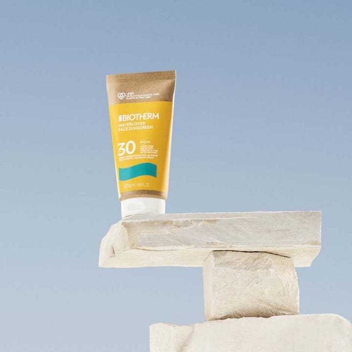 Biotherm Waterlover Face Cream SPF30 50 ml suojaava aurinkovoide kasvoille keltaisessa tuubissa kivien päällä.