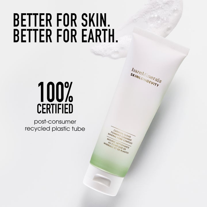 bareMinerals Skinlongevity 120 ml puhdistusvaahto valkoisessa kierrätysmuovituubissa, jossa on vihreä liukuväri.