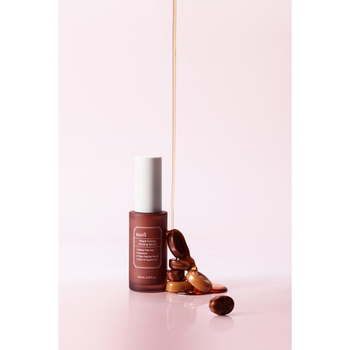 Klairs Maple Energy Infusing Serum 30 ml heleyttävä kasvoseerumi ruskeassa pullossa, jossa valuu kultaista mahlaa.