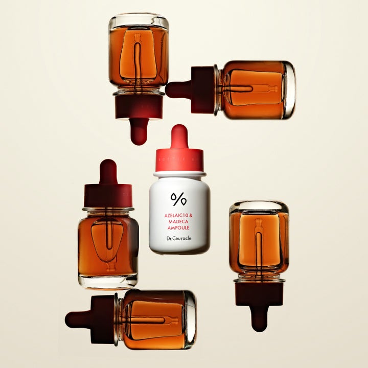 Dr. Ceuracle Azelaic 10 & Madeca Ampoule 30 ml rauhoittava seerumi valkoisessa ja ruskeissa lasipulloissa.
