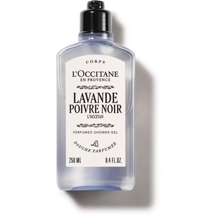 L'Occitane Lavande Poivre Noir 250 ml suihkugeeli puhdistaa ihon läpikuultavassa liilassa pullossa, jossa on musta korkki.
