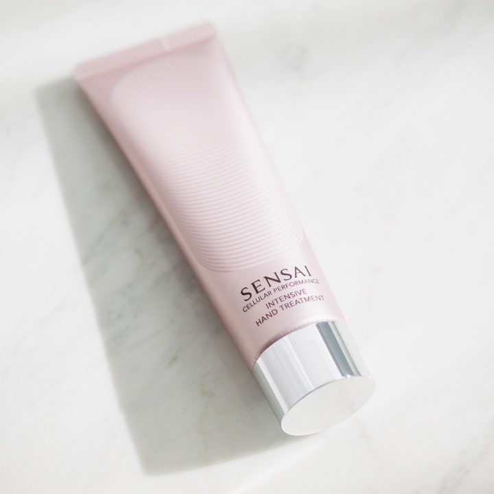 Sensai Cellular Performance Intensive Hand Treatment 100 ml silottava käsivoide vaaleanpunaisessa tuubissa.