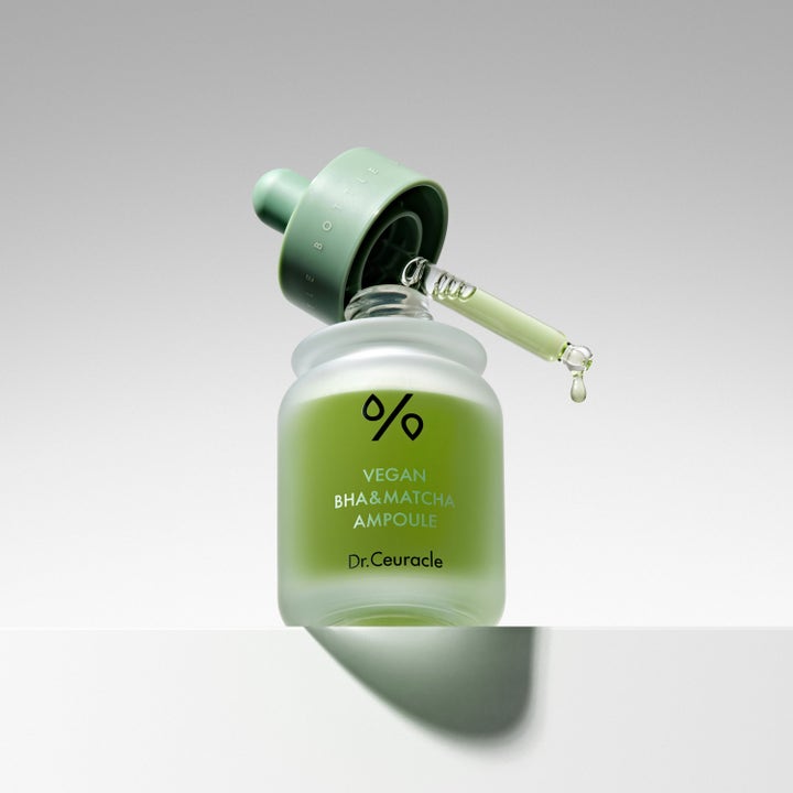 Dr. Ceuracle Vegan BHA & Matcha Ampoule 30 ml kuoriva seerumi huurteisessa lasipullossa pisaralla