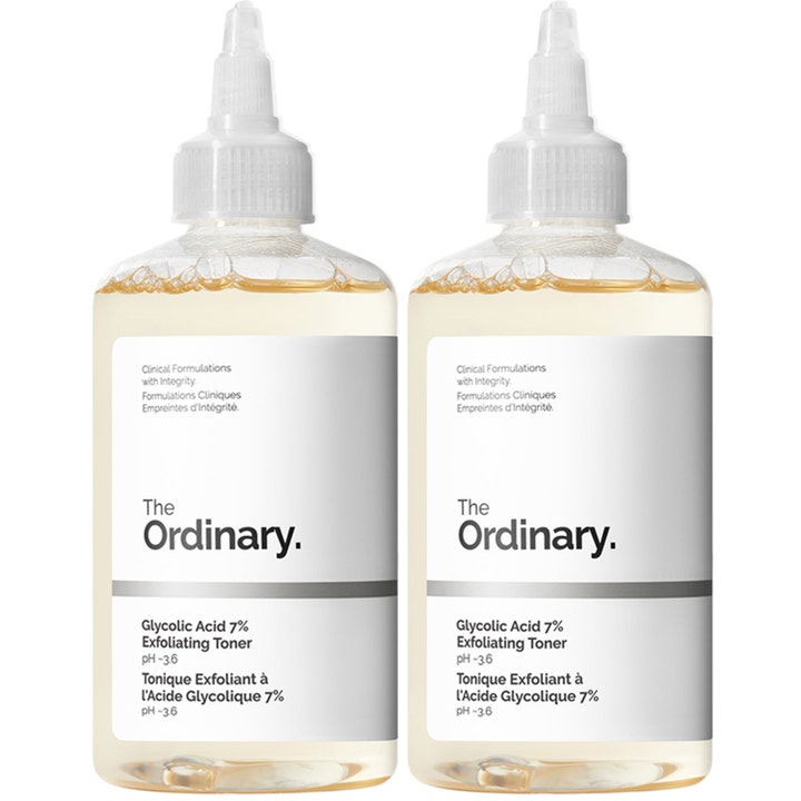 The Ordinary Glycolic Acid 7% Exfoliating Toner kaksi pulloa kuorivaa kasvovettä kirkkaissa muovipulloissa valkoisilla korkeilla.