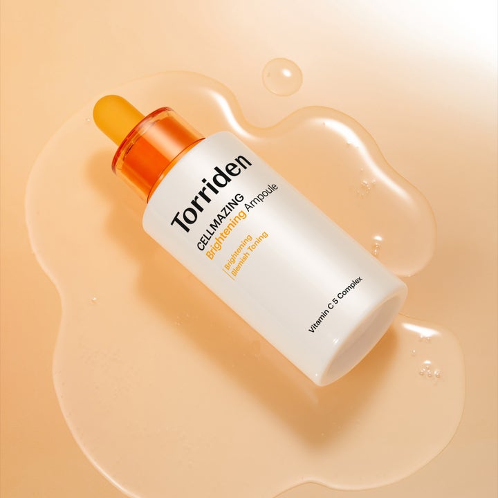 Torriden CELLMAZING Vita C Brightening Ampoule 30 ml kirkastava seerumi valkoisessa pullossa oranssin nesteen päällä.