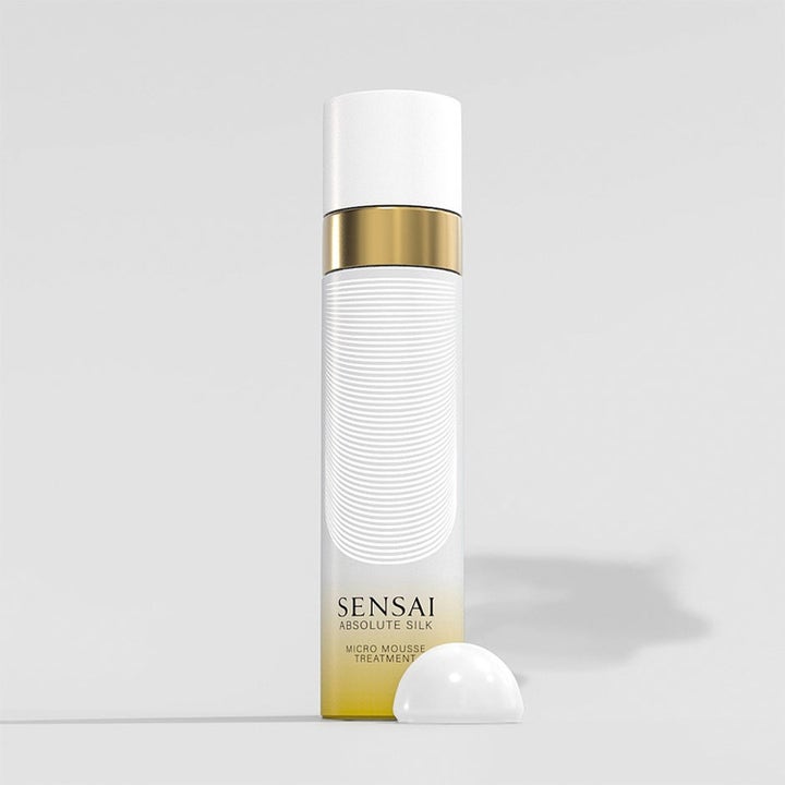 Sensai Absolute Silk Micro Mousse Treatment 215 ml kosteuttava vaahto valkoisessa kultayksityiskohtaisessa pullossa