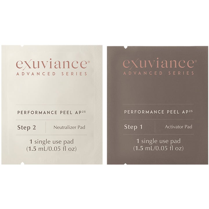 Exuviance Performance Peel AP25 1,5 ml uudistava kuorinta vaaleassa ja ruskeassa kertakäyttöpakkauksessa.