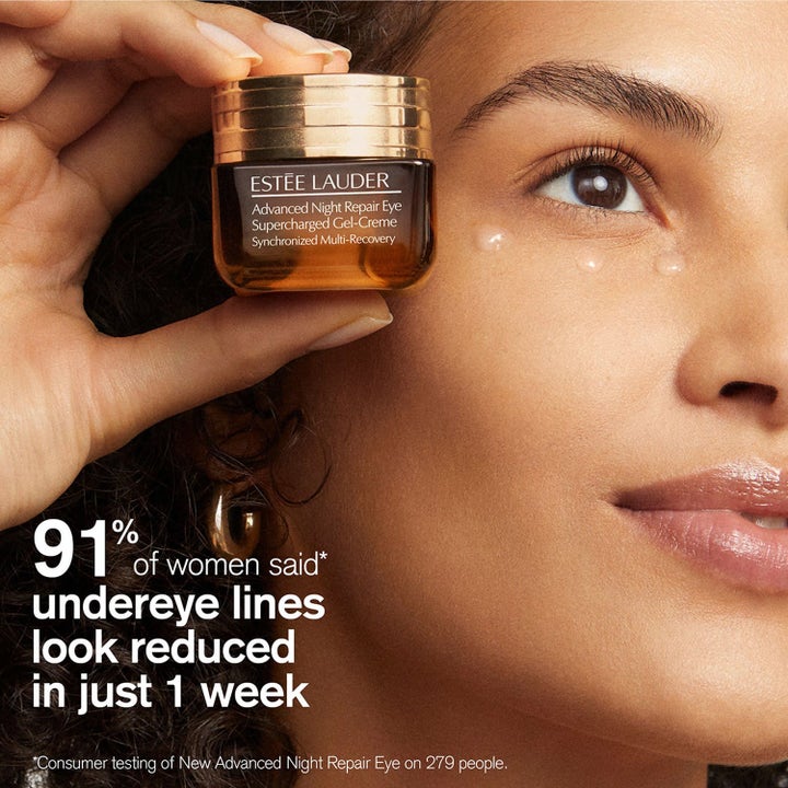 Estée Lauder Advanced Night Repair Eye silmänympärysvoide silottaa juonteita kultakantisessa lasipurkissa.