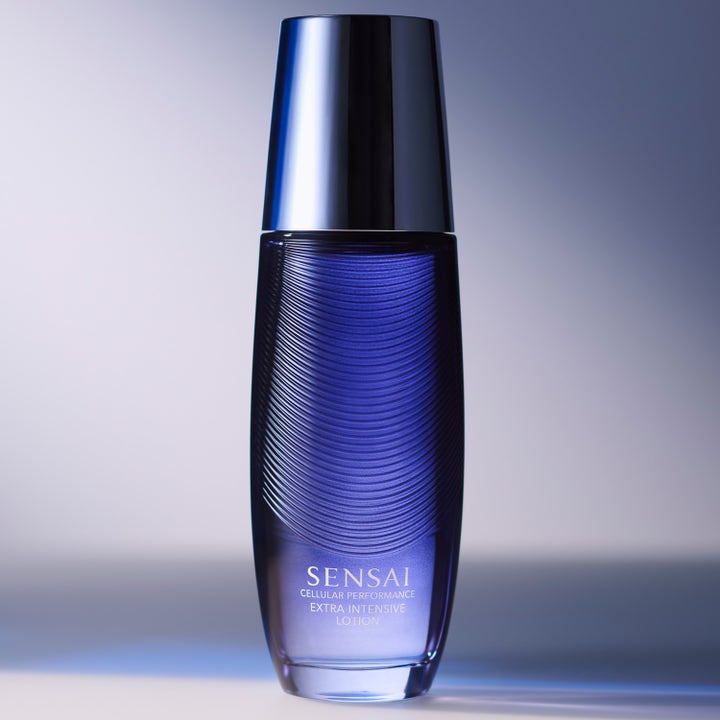 Sensai Cellular Performance Extra Intensive Lotion 125 ml kosteuttava seerumi uurretussa sinisessä lasipullossa
