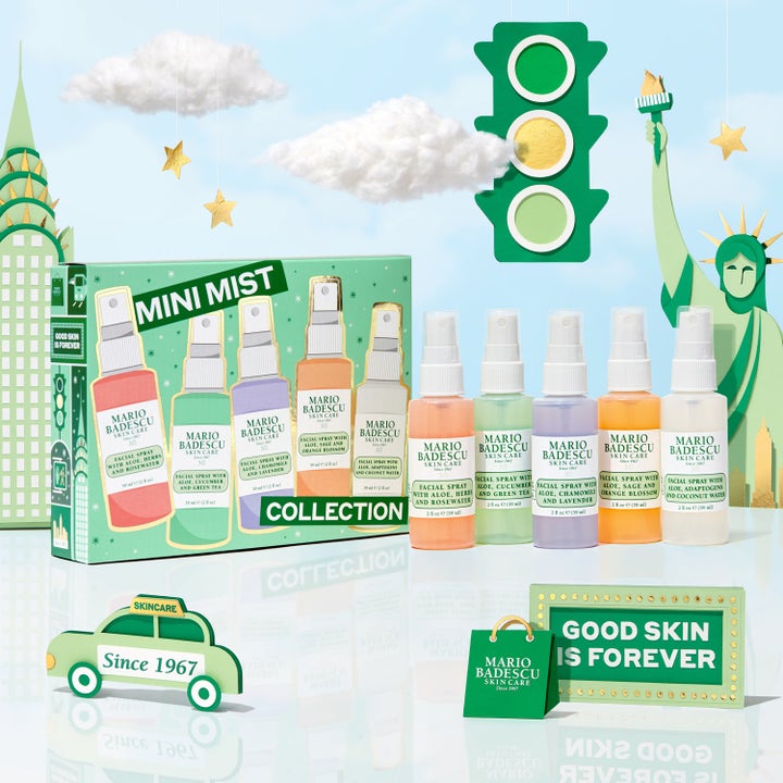 Mario Badescu Mini Mist Collection 5x59 ml kosteuttavat kasvosuihkeet viiden värikkään pullon New York -teemaisessa setissä.