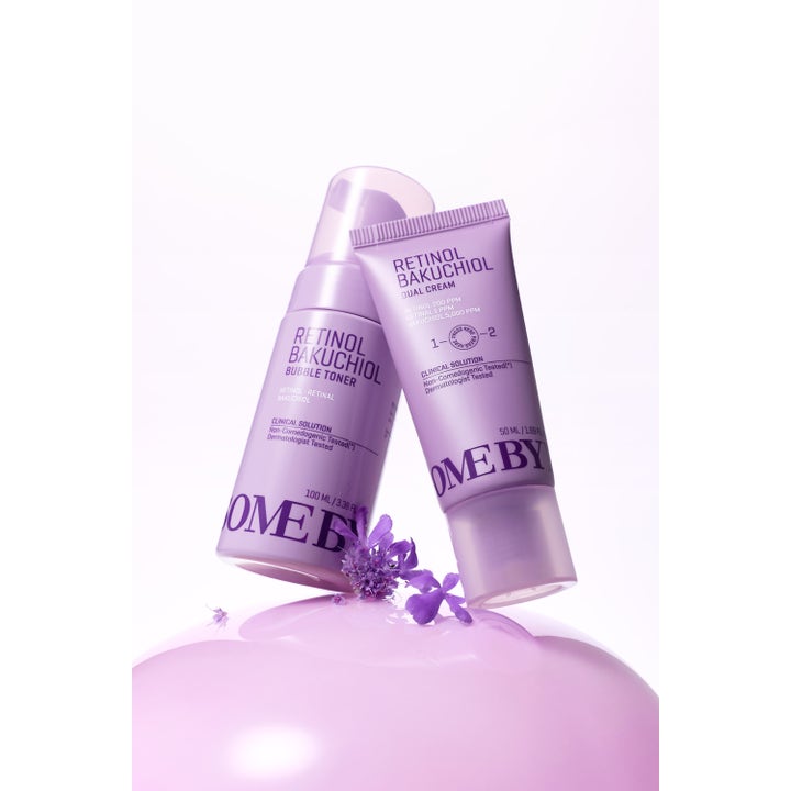 Some By Mi Retinol Bakuchiol Dual Cream 50 ml silottava yövoide violetissa tuubissa pienten kukkien vieressä