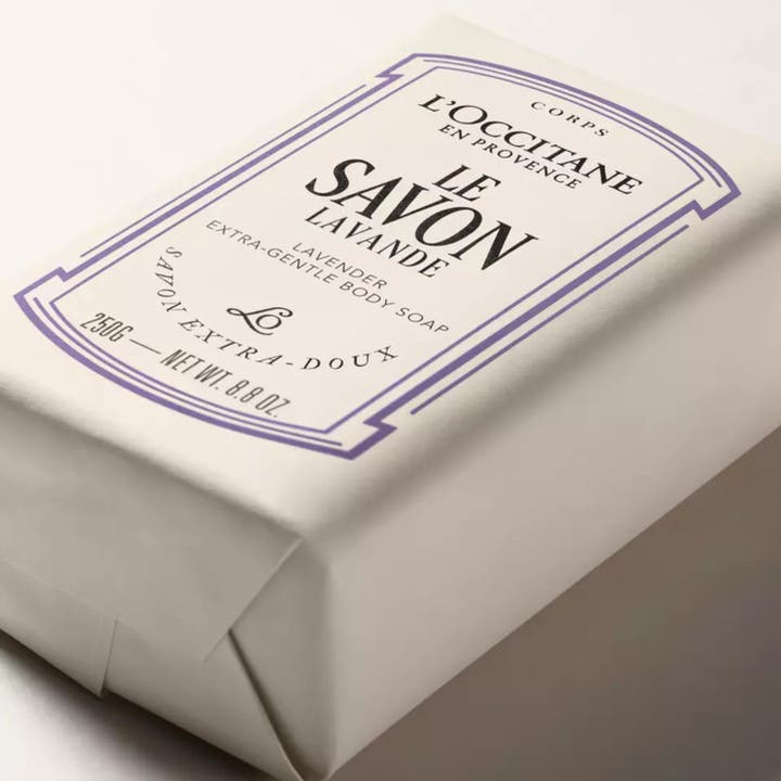 L'Occitane en Provence Extra Gentle Soap Lavender 250 g rauhoittava palasaippua valkoisessa paperikääreessä violetilla tekstillä