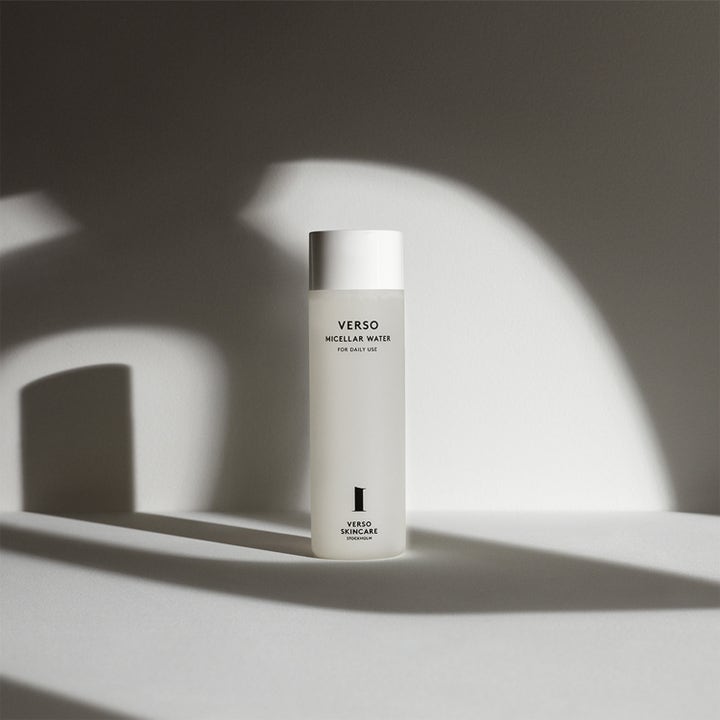 Verso N°1 Micellar Water 200 ml puhdistava misellivesi huurteisessa pullossa taiteellisessa valaistuksessa