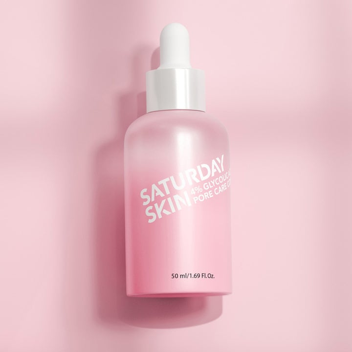 Saturday Skin Pore Active Treatment Serum 50 ml 4% Glycolic Acid kasvoseerumi vaaleanpunaisessa huurretussa lasipullossa.