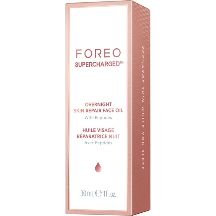 FOREO SUPERCHARGED Overnight Skin Repair Face Oil 30 ml uudistava kasvoöljy vaaleanpunaisessa pahvipakkauksessa.