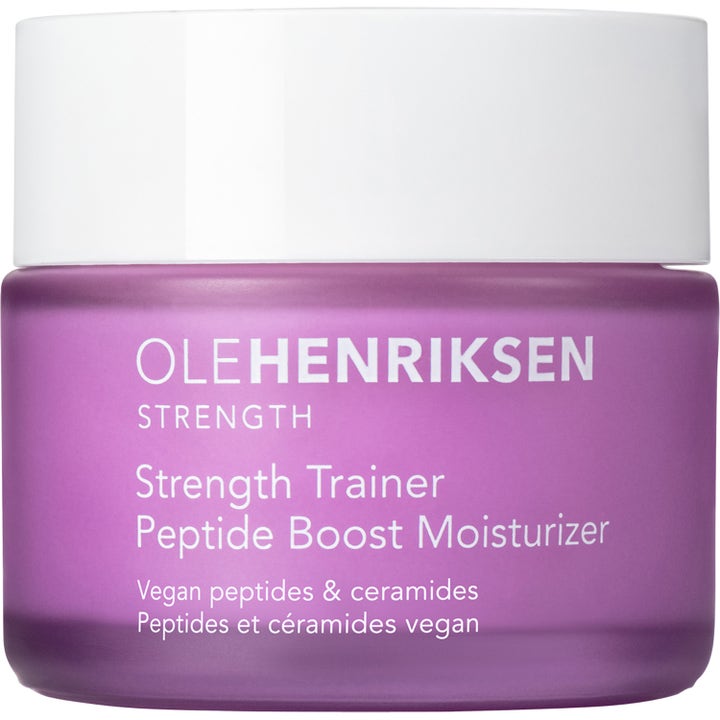 Ole Henriksen Strength Trainer Peptide Boost Moisturizer vahvistava kasvovoide violetissa lasipurkissa valkoisella kannella.