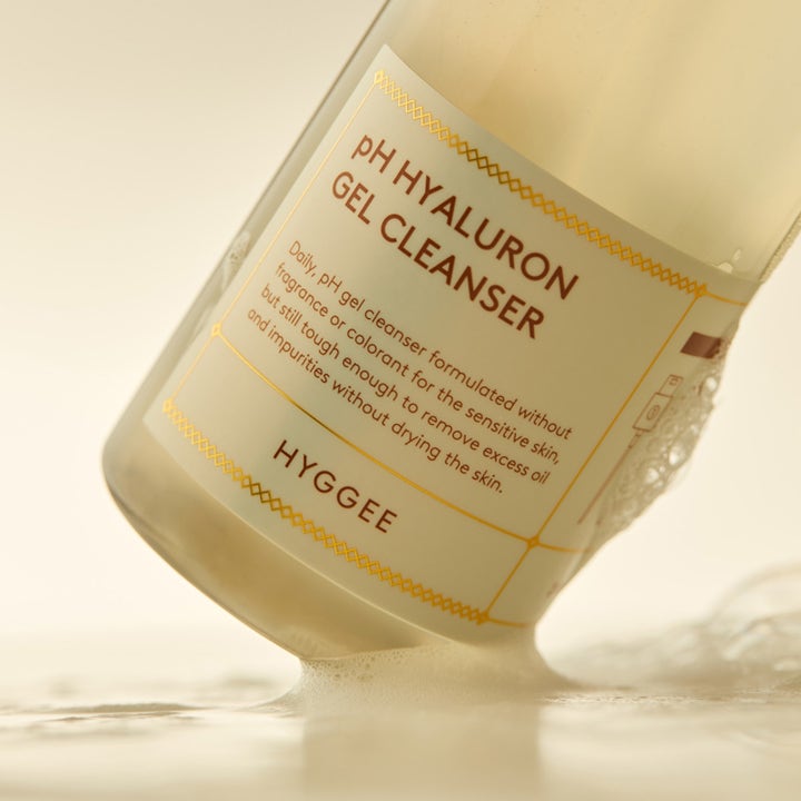 Hyggee Ph Hyaluron Gel Cleanser 200 ml puhdistusgeeli on vaahtoavassa vedessä lepäävä läpikuultava pullo.