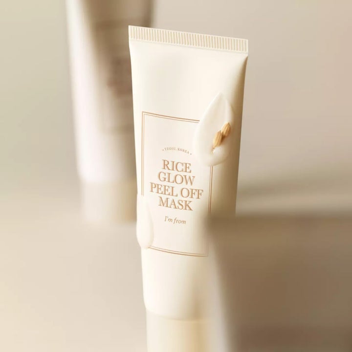 I'm from Rice Glow Peel Off Mask 70 g heleyttävä ja kuoriva kasvonaamio valkoisessa tuubissa, jossa on riisinjyviä.