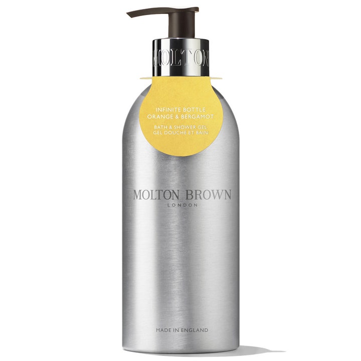 Molton Brown Orange & Bergamot suihkugeeli hopeisessa metallipullossa keltaisella lapulla puhdistaa ja virkistää ihoa.