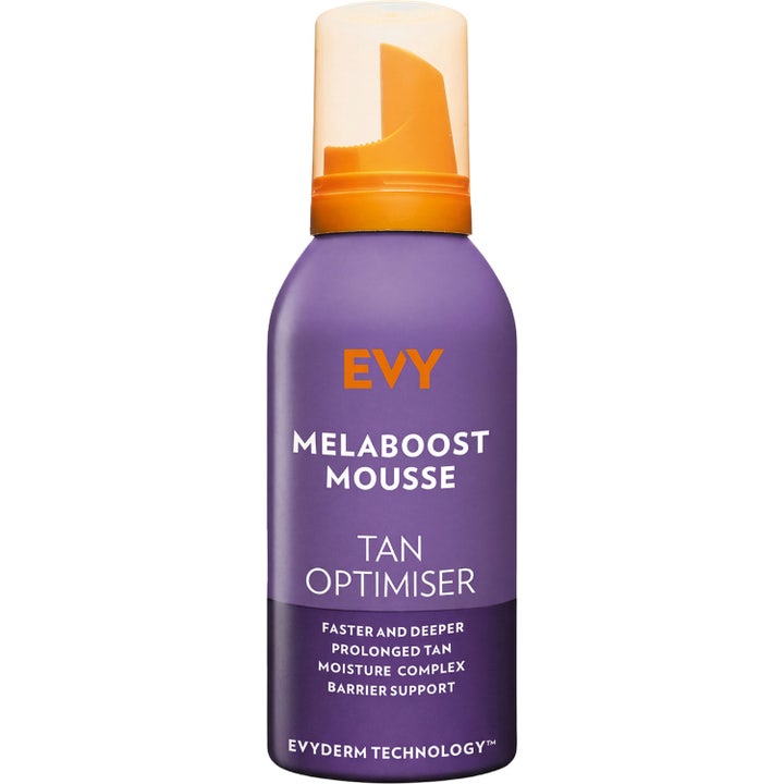 EVY Daily Tan Activator 150 ml kosteuttava rusketusvoide persikanvärisessä pumppupullossa.