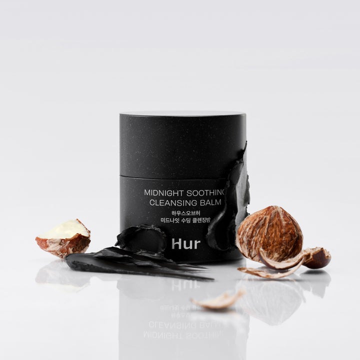 House of Hur Midnight Soothing Cleansing Balm 50 ml rauhoittava puhdistusbalmi mustassa purkissa pähkinöiden kera.