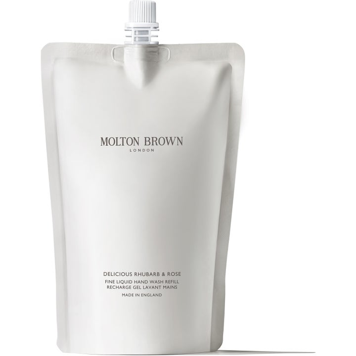 Molton Brown Delicious Rhubarb & Rose 400 ml nestesaippuan täyttöpakkaus valkoisessa pussissa.