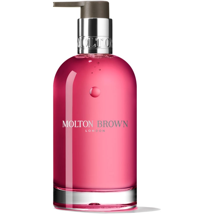 Molton Brown Rhubarb & Rose 300 ml käsisaippua tuo raikkautta kirkkaassa pullossa, jossa on vaaleanpunaista nestettä.