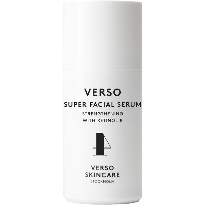 Verso Super Facial Serum 30 ml vahvistava kasvoseerumi retinolilla valkoisessa sylinterinmuotoisessa pullossa.