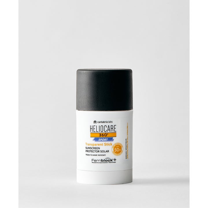 Heliocare Sport Stick SPF 50+ 25 g aurinkosuojapuikko on valkoinen pakkaus mustalla korkilla ja Fernblock-suojalla.