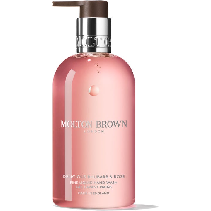 Molton Brown Delicious Rhubarb & Rose 300 ml puhdistava käsisaippua vaaleanpunaisessa pullossa, jossa on hopeinen pumppu.