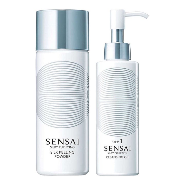 Sensai Silky Purifying Silk Peeling Powder ja Cleansing Oil puhdistavat ihoa valkoisissa hopeakorkkisissa pulloissa.