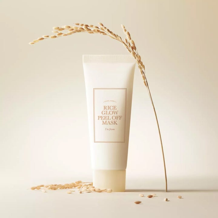 I'm from Rice Glow Peel Off Mask 70 g kirkastava kasvonaamio valkoisessa tuubissa riisintähkän rinnalla.