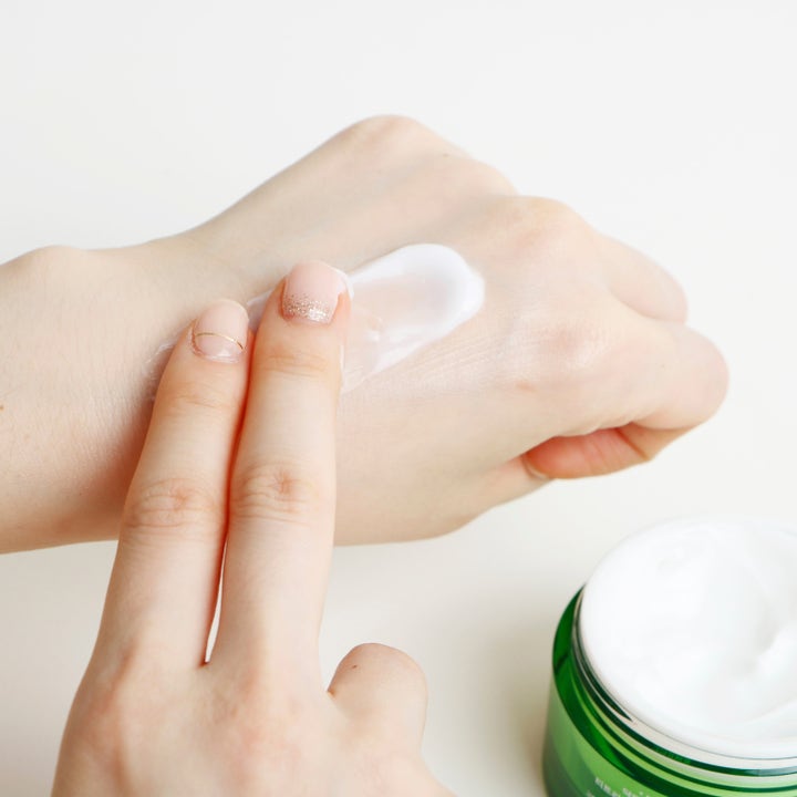 Dr. Ceuracle Tea Tree Purifine Cream 50 g rauhoittava kasvovoide ja iholle levittyvä pehmeä valkoinen koostumus.