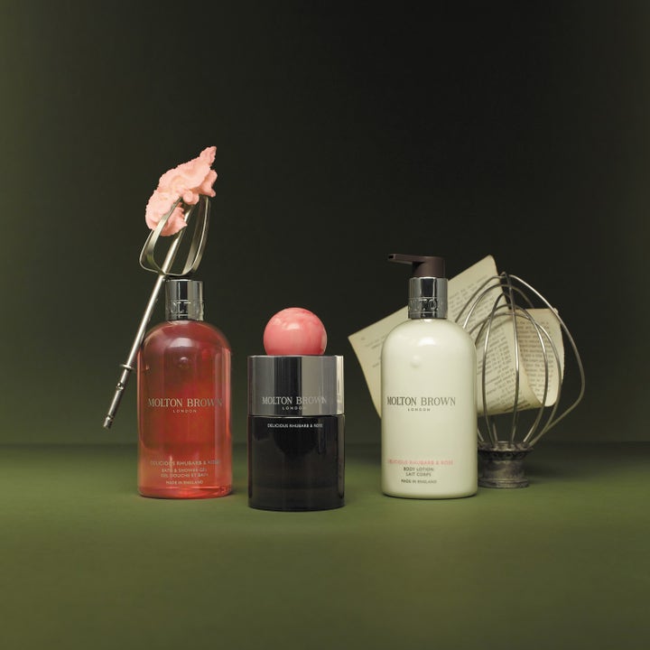 Molton Brown Delicious Rhubarb & Rose 300 ml suihkugeeli ja vartalovoide keittiövälineiden keskellä.
