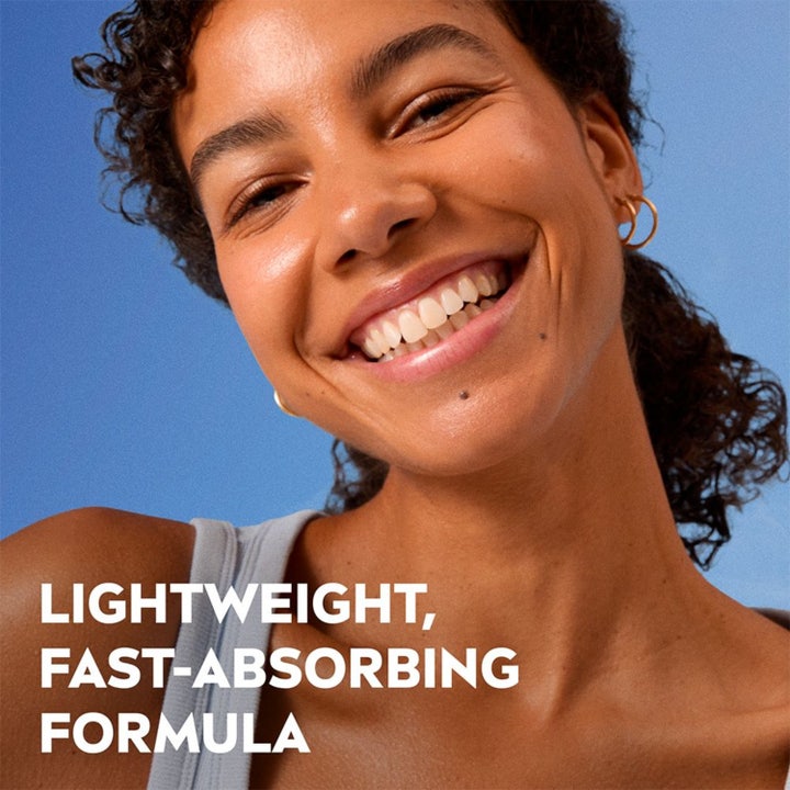 NIVEA Mattifying Day Cream 50 ml kosteuttava päivävoide ja hymyilevä nainen sinisellä taustalla.