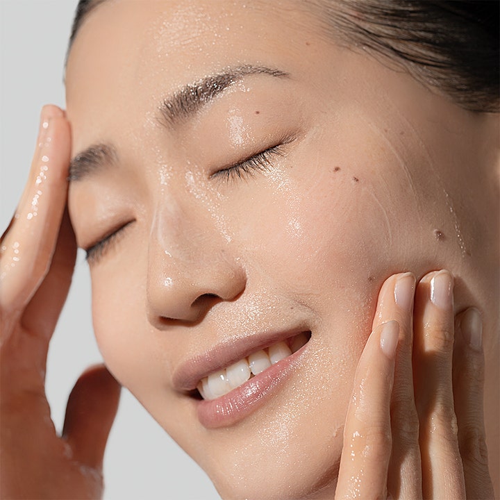 Dermalogica Daily Glycolic Cleanser 295 ml kirkastava ansiktsrengöring antaa hehkua kasvoille levitettynä.
