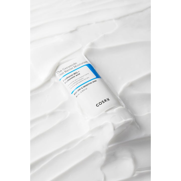 COSRX The Ceramide Skin Barrier Moisturizer 80 ml kosteuttava kasvovoide valkoisessa tuubissa paksun voiteen ympäröimänä.