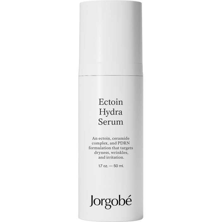 Jorgobé Ectoin Hydra Serum 50 ml kosteuttava seerumi valkoisessa pumppupullossa vähentää juonteita.