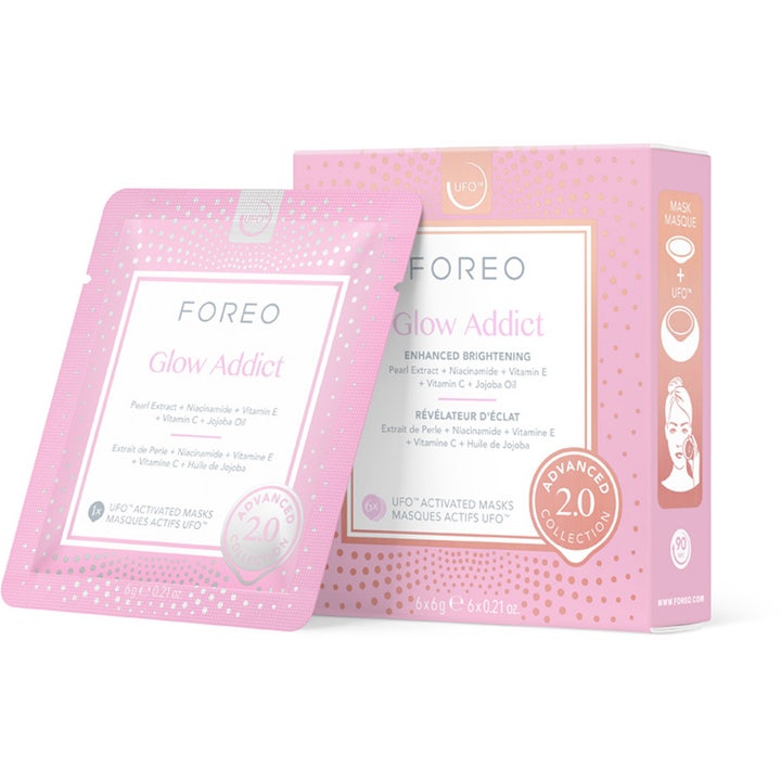 Foreo Glow Addict 6 kpl kirkastava kasvonaamio vaaleanpunaisessa pakkauksessa ja pussissa jossa on ruusukultaisia pisteitä