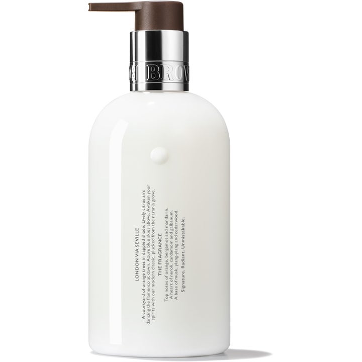 Molton Brown Orange & Bergamot Hand Lotion 300 ml kosteuttava käsivoide valkoisessa pumppupullossa hopeisella kauluksella.