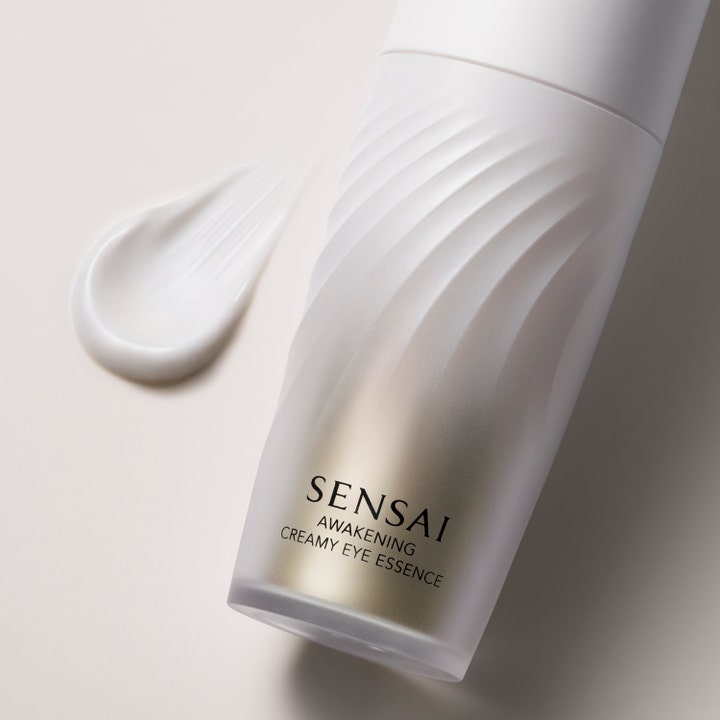 Sensai Awakening Creamy Eye Essence 20 g virkistävä silmänympärysvoide valkoinen kermainen koostumus ja kierteinen mattapullo